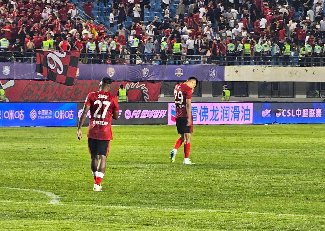 朗在赛后采 朗在赛后采