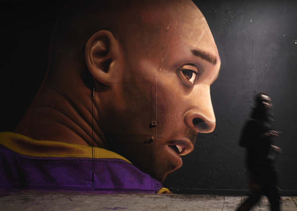 低头不语 低头不语